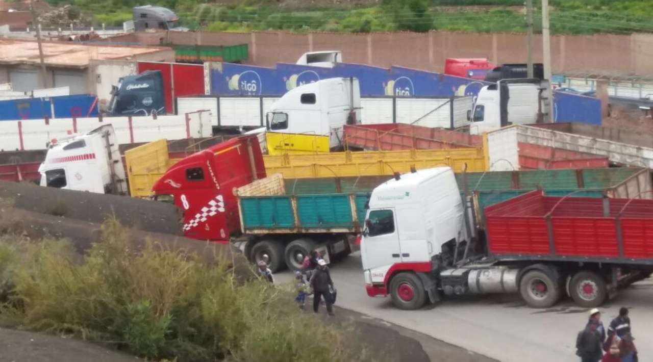 Transportistas paralizan Bolivia y bloquean carreteras por crisis de gasolina