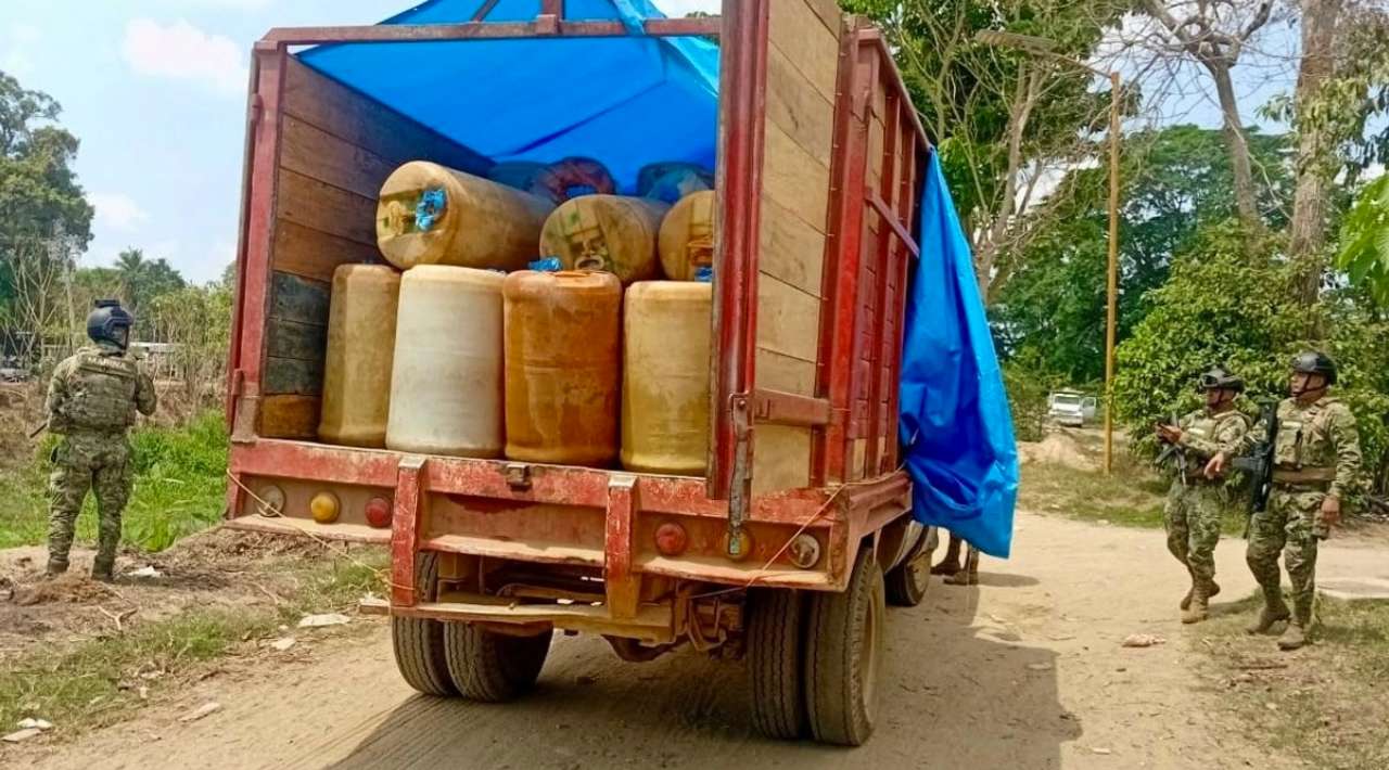 Marina detiene a dos presuntos traficantes de combustible en la frontera con Guatemala