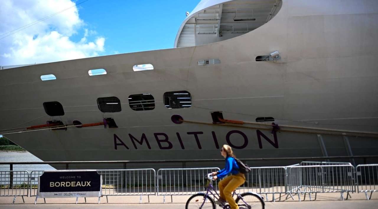 Brote gastrointestinal confina a más de mil 700 pasajeros en crucero británico en Burdeos