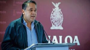 Exsecretario de Finanzas de Sinaloa, Enrique Díaz, se entrega a autoridades de EE.UU.