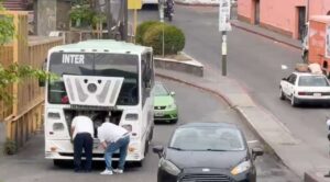 Falla mecánica deja varada unidad de transporte escolar en Amatitlán