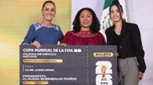 Sheinbaum entrega boletos del Mundial 2026 a jóvenes ganadoras de concurso de dominadas