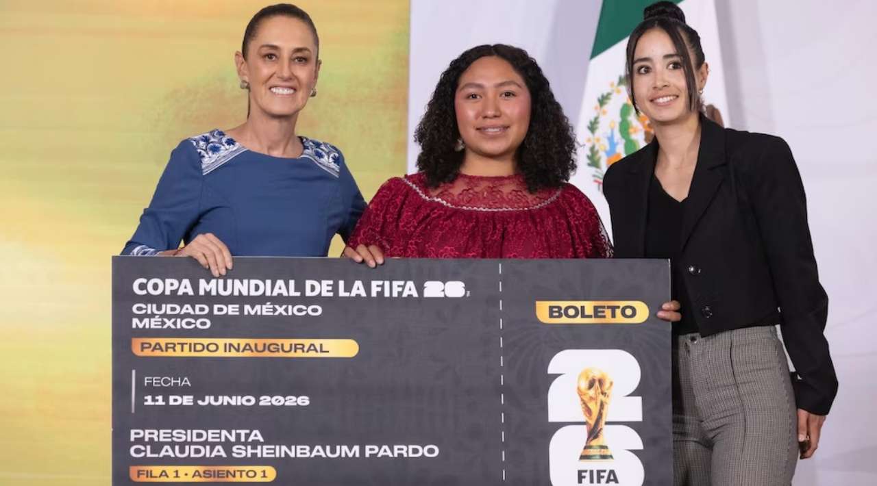 Sheinbaum entrega boletos del Mundial 2026 a jóvenes ganadoras de concurso de dominadas
