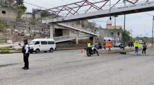 Padres de familia bloquean carretera en Tepoztlán para solicitar atención a plantel educativo