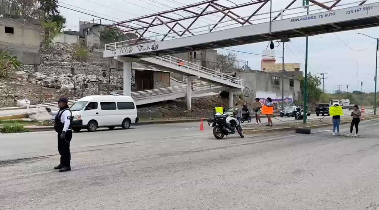 Padres de familia bloquean carretera en Tepoztlán para solicitar atención a plantel educativo