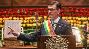 Presidente de Bolivia reduce su salario 50% ante crisis por protestas y bloqueos