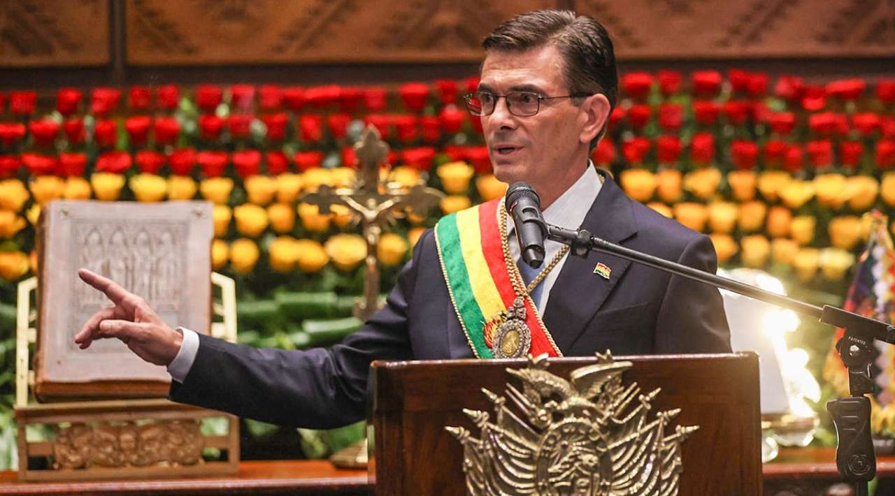 Presidente de Bolivia reduce su salario 50% ante crisis por protestas y bloqueos