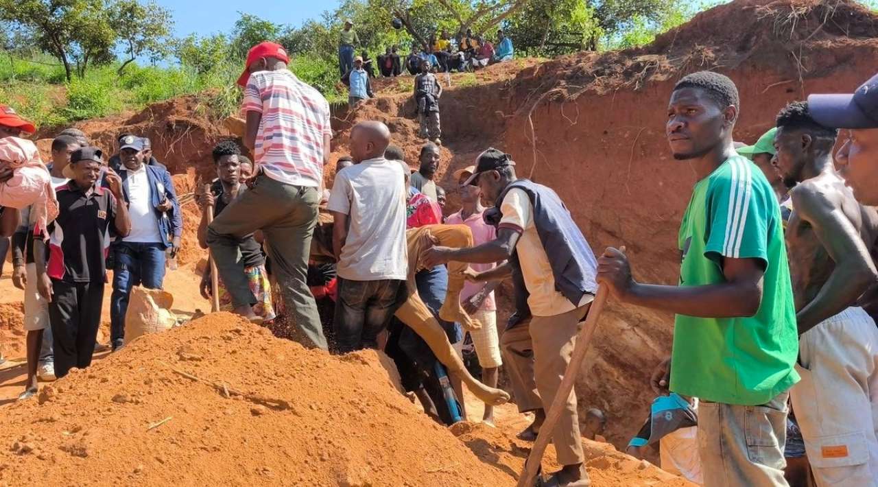 Deslizamiento en mina ilegal de oro en Angola deja al menos 28 muertos