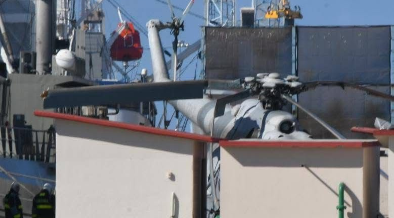 Helicóptero de la Marina realiza aterrizaje de emergencia en Mazatlán; no hay heridos