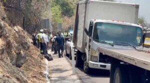 Vuelca camión con galletas en la México-Cuernavaca; hay caos vial