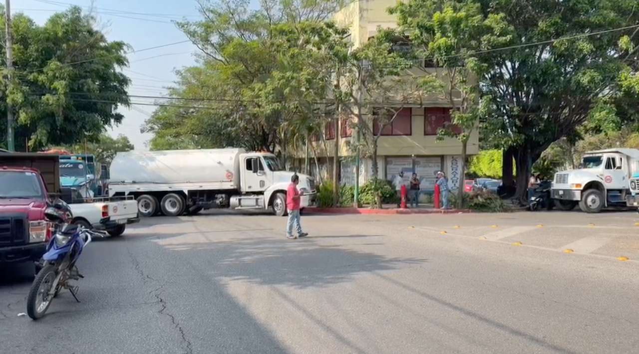 Constructores bloquearon avenida Morelos por adeudos en obras concluidas