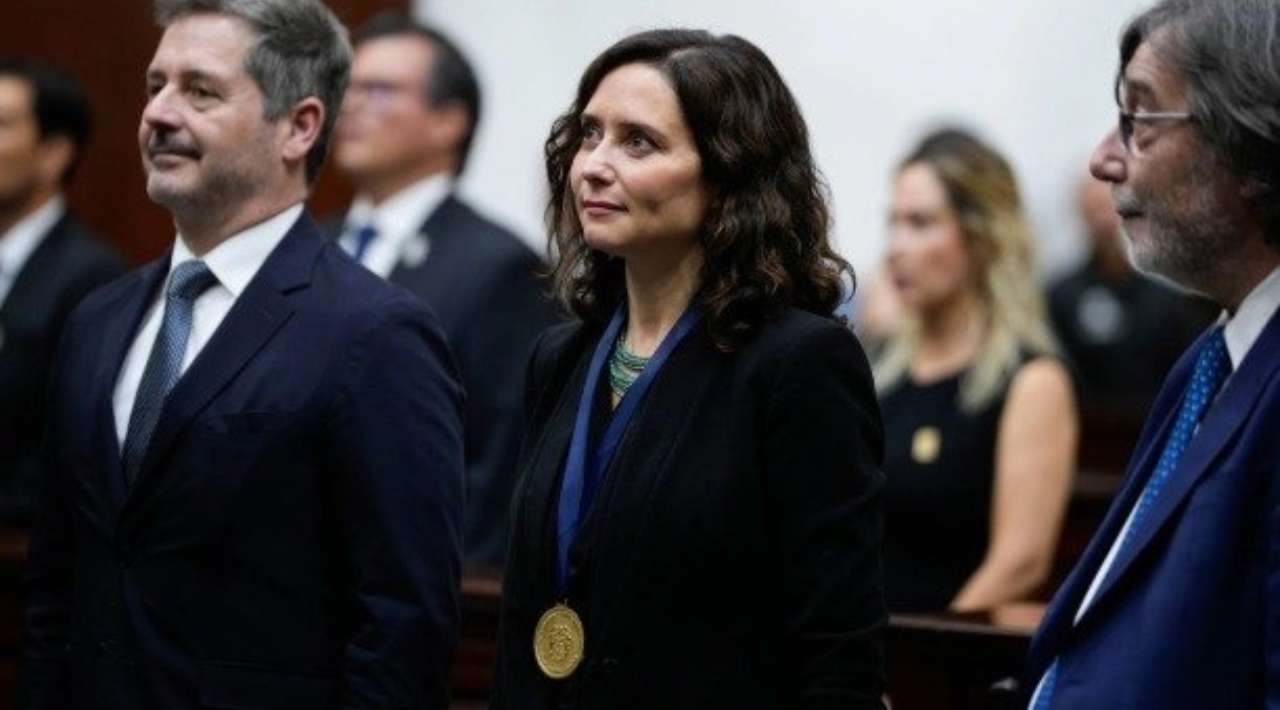 Isabel Díaz Ayuso suspende su gira por México y regresa a España