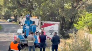 Camión cargado con perecederos vuelca en curvas de Huitzilac