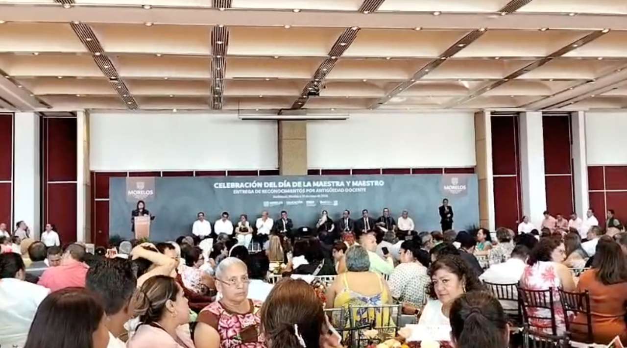 Reconoce Margarita González Saravia a docentes por hasta 50 años de servicio