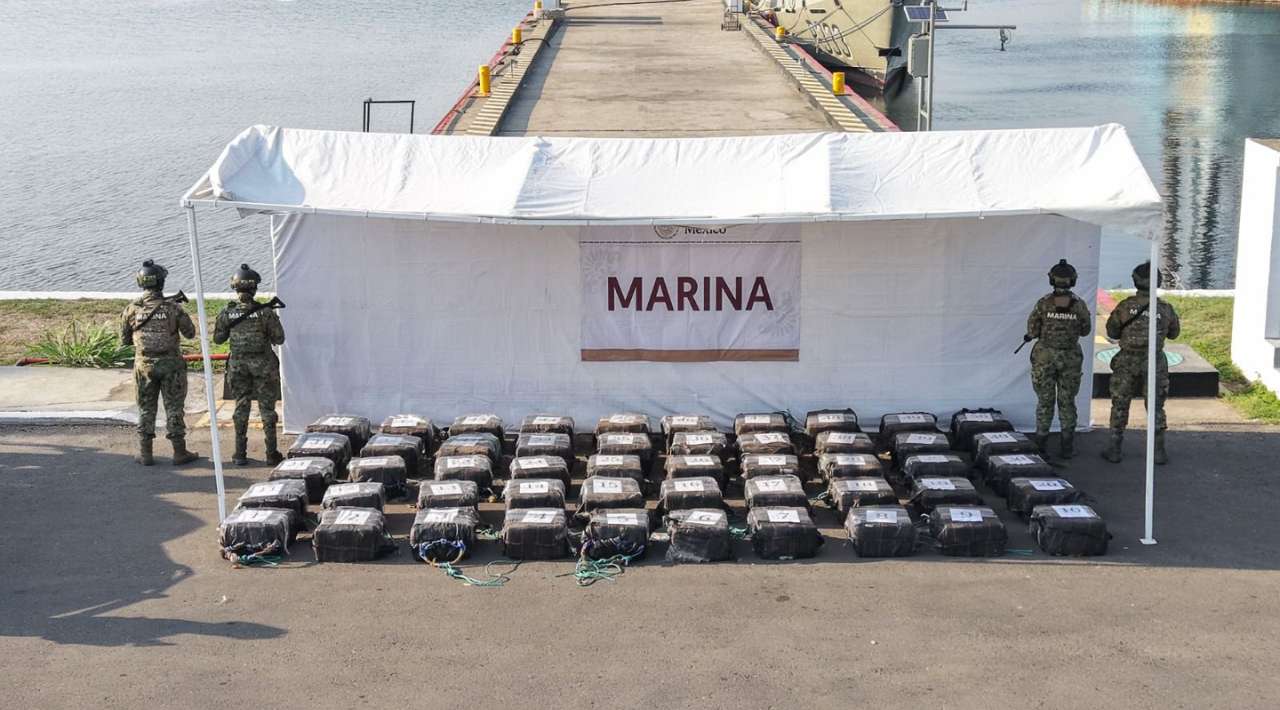 Marina asegura embarcación con 1.5 toneladas de droga frente a costas de Chiapas