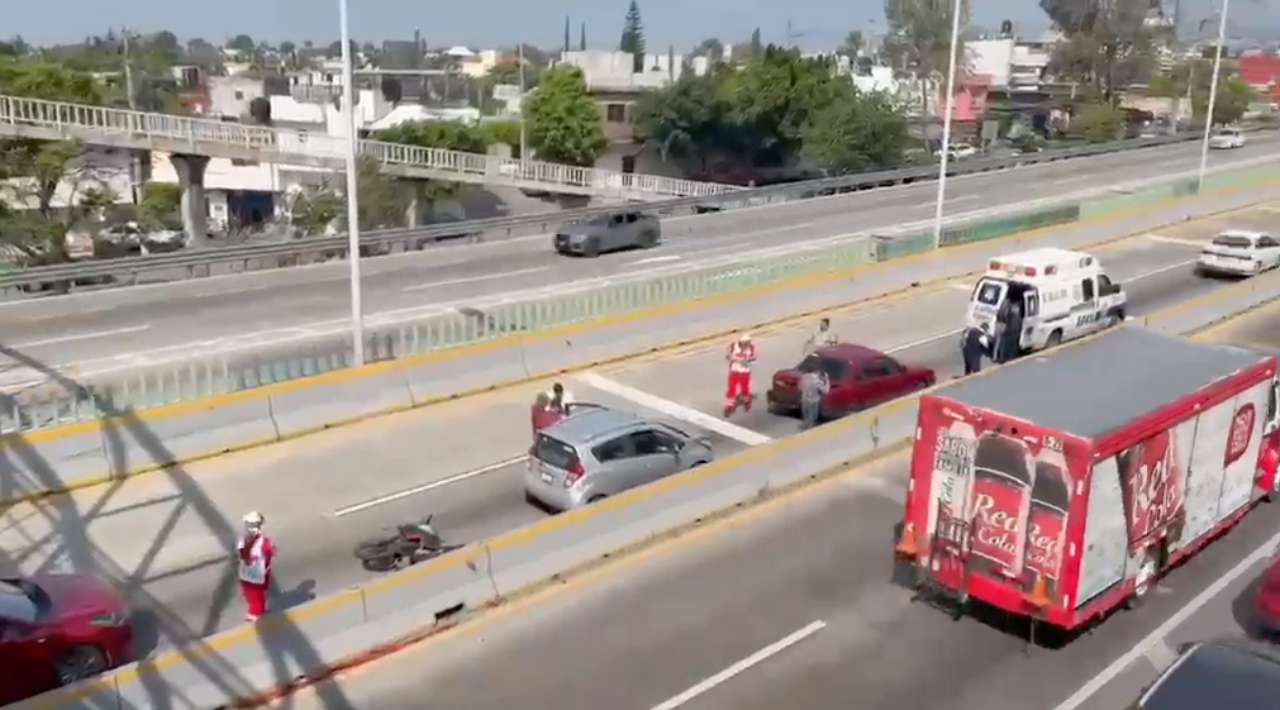Mujer se lanza desde puente peatonal en Calzada Zaragoza; Línea A del Metro fue suspendida
