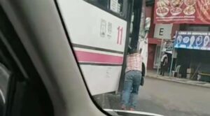 Ruta de descompone y usuarios se bajaron a empujar