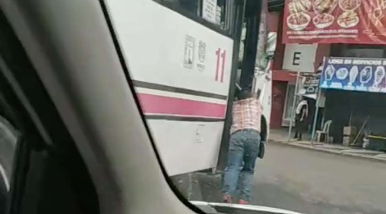 Ruta de descompone y usuarios se bajaron a empujar