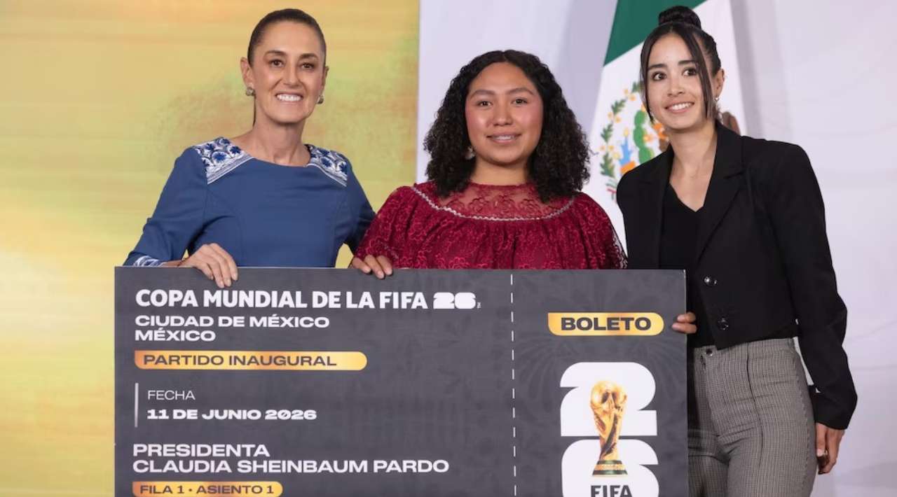 Sheinbaum entrega boletos del Mundial 2026 a jóvenes ganadoras de concurso de dominadas
