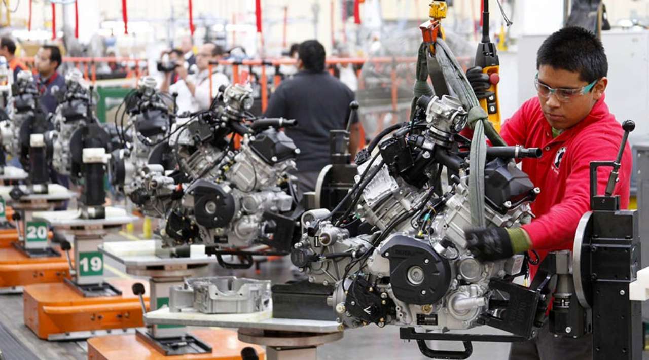 Empleo en México repunta en abril y desempleo baja a 2.5%: Inegi