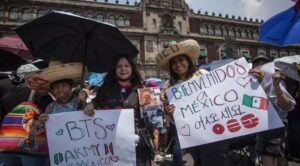 Armys llegan al Zócalo de CDMX para presenciar el saludo de los cantantes coreanos BTS