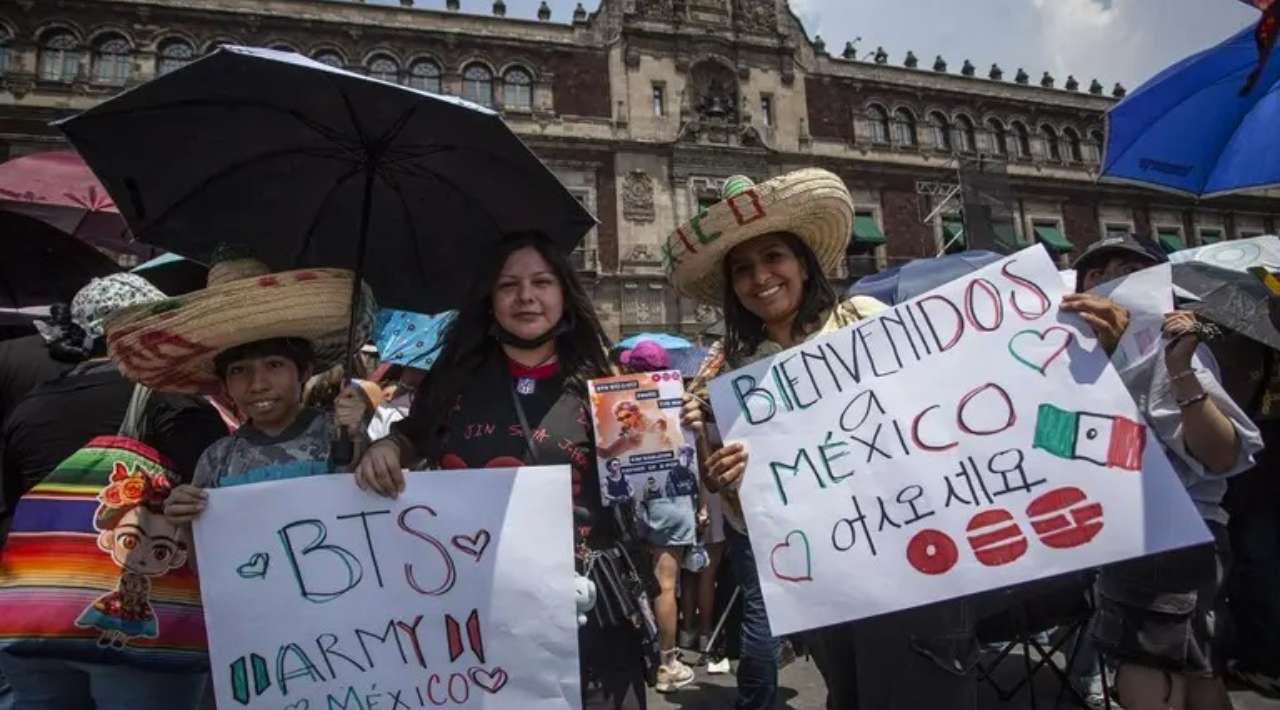Armys llegan al Zócalo de CDMX para presenciar el saludo de los cantantes coreanos BTS