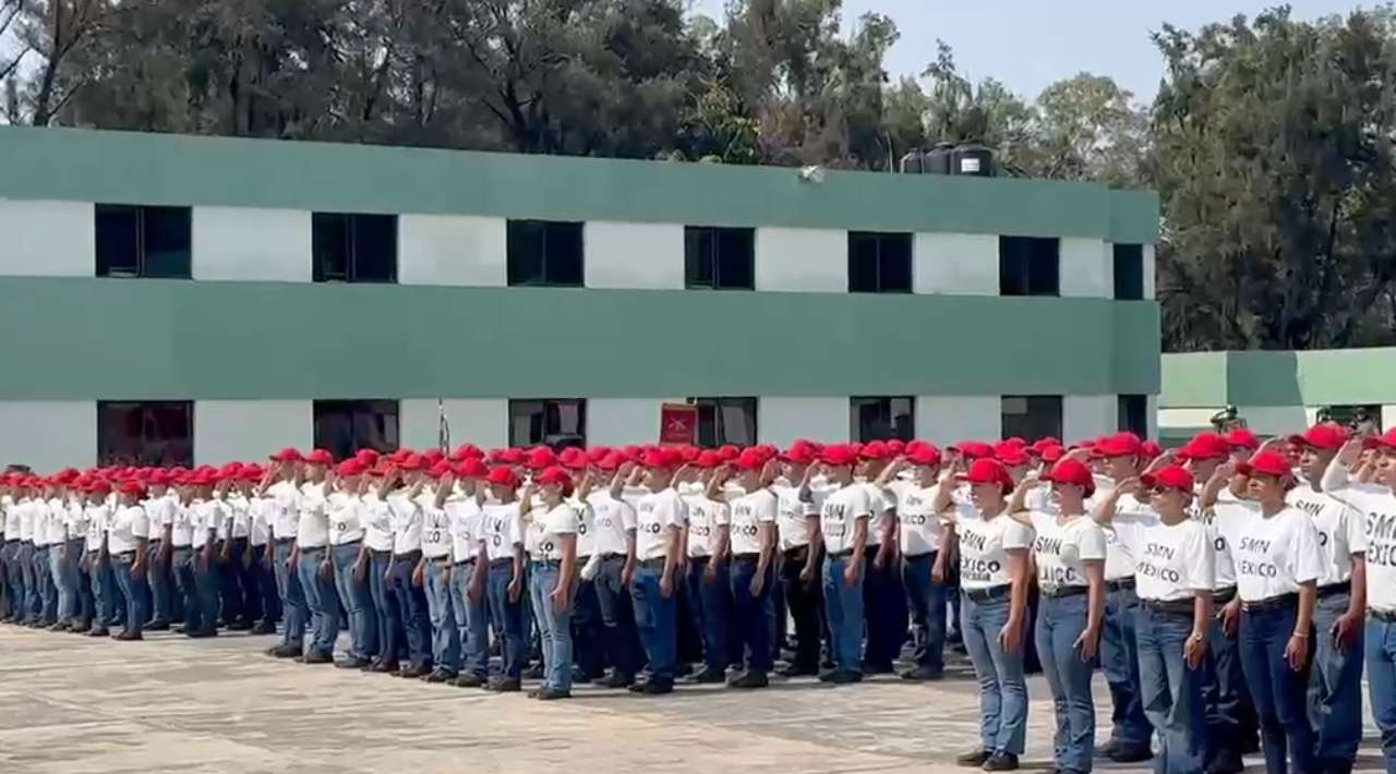 Mil 226 jóvenes protestan bandera en Morelos en el 164 aniversario de la Batalla de Puebla