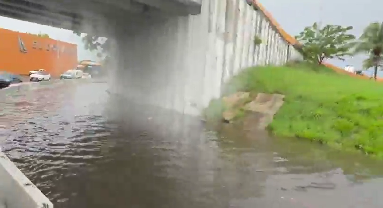 Lluvias provocan inundaciones y deslaves en Veracruz; activan planes de emergencia
