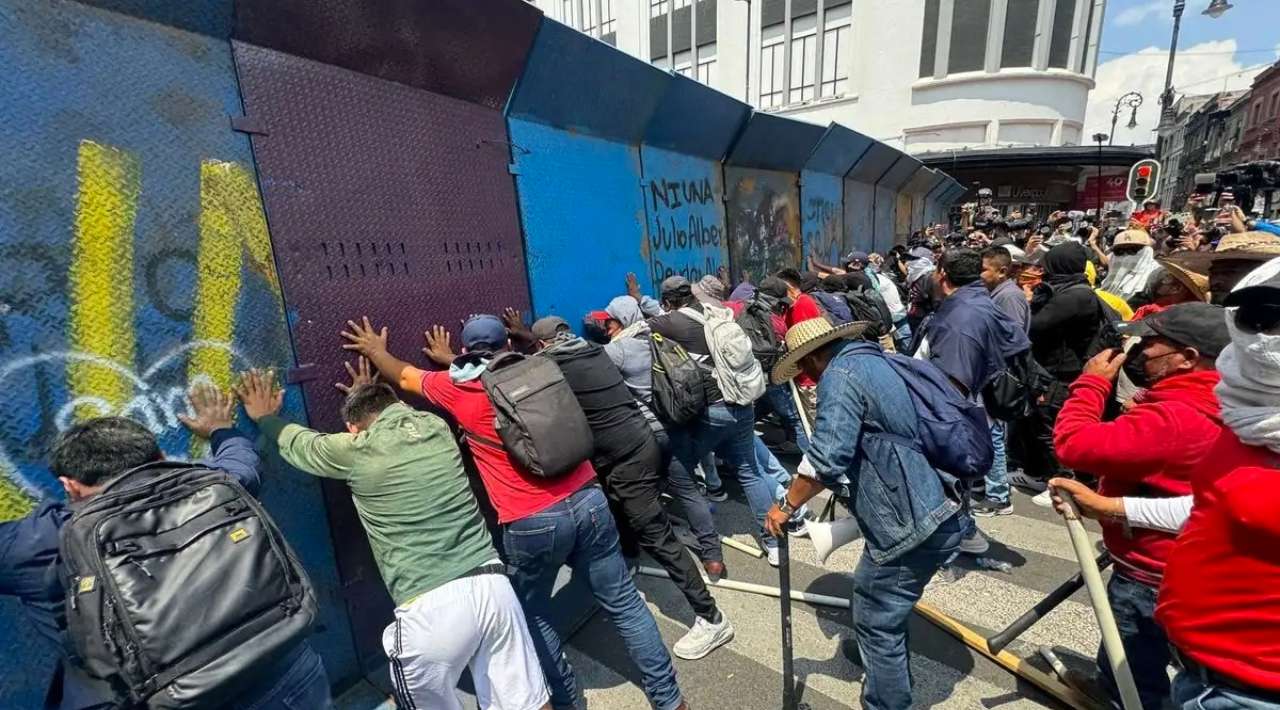 CNTE instala plantón tras enfrentamientos por acceso al Zócalo; Segob insiste en diálogo.