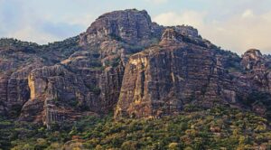 Fortalecen planeación ambiental en Tepoztlán para frenar crecimiento irregular en El Tepozteco