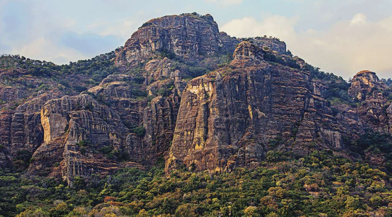 Fortalecen planeación ambiental en Tepoztlán para frenar crecimiento irregular en El Tepozteco