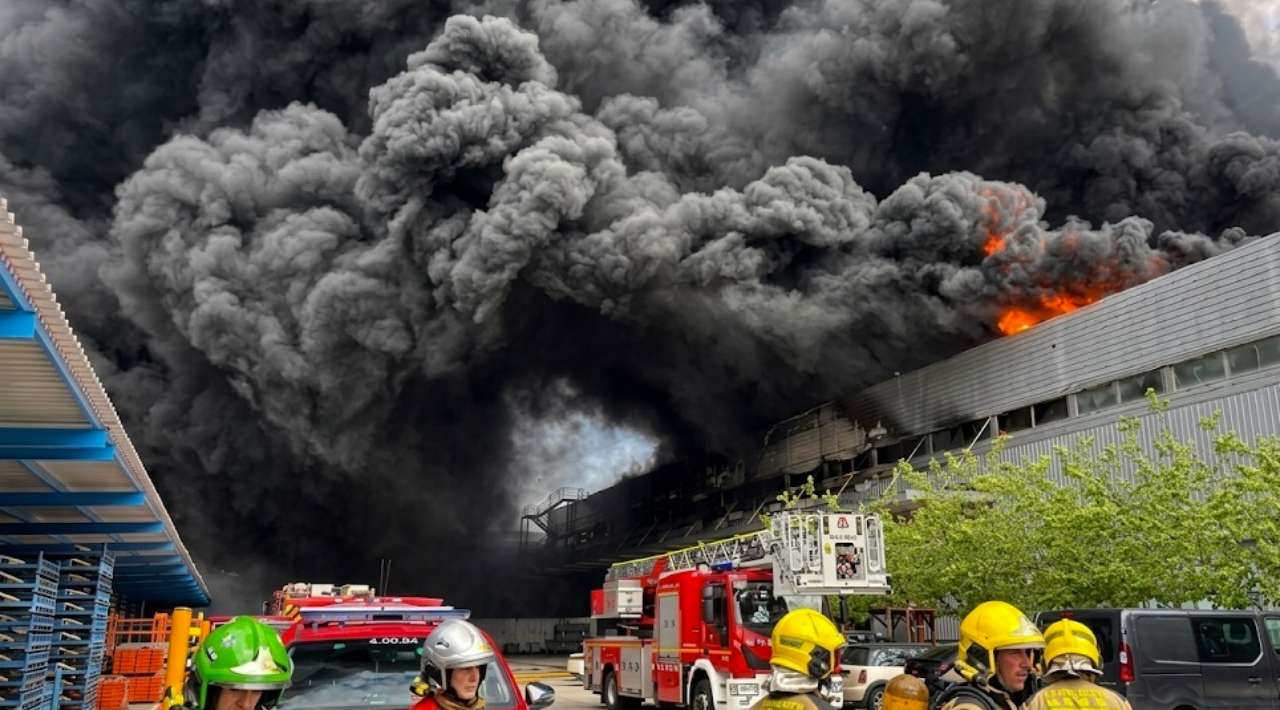 Incendio arrasa nave logística de Honda en Barcelona; evacúan a trabajadores