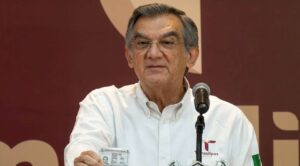 Américo Villarreal rechaza acusaciones de huachicol y exhibe su visa estadounidense