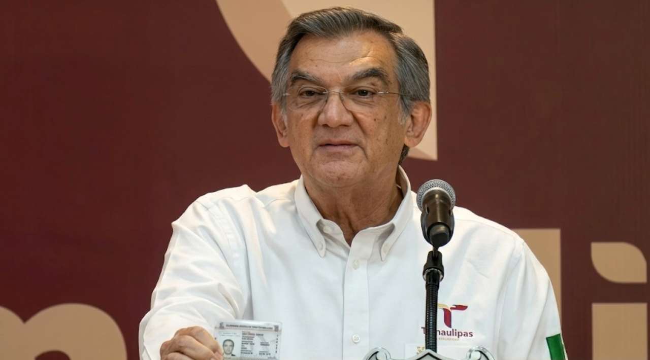 Américo Villarreal rechaza acusaciones de huachicol y exhibe su visa estadounidense