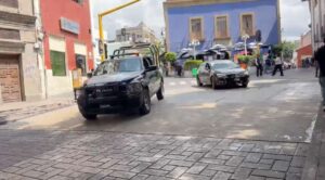 Integrantes de la CNTE y del SNTE se concentran en el Zócalo de Cuernavaca