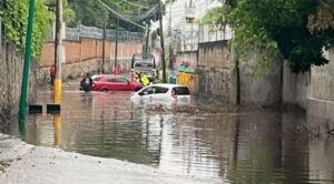 Basura tapa coladera y provoca inundación en Lomas de Jiutepec