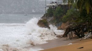 Boris se degrada a depresión tropical tras tocar tierra entre Guerrero y Oaxaca