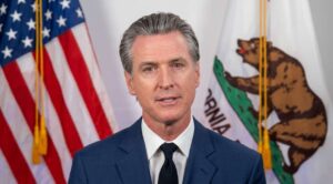Gobernador de California acusa a Trump de ordenar una investigación en su contra