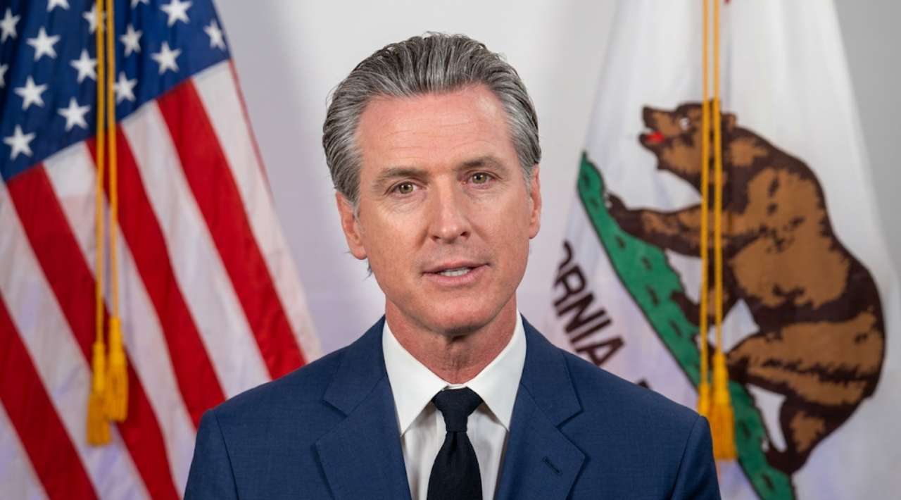 Gobernador de California acusa a Trump de ordenar una investigación en su contra