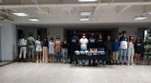 SEMAR catea en Jiutepec inmueble y detiene a 12 personas y aseguran drogas y un arma
