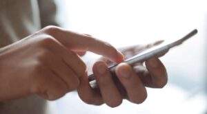 Gobierno amplía plazo para vincular líneas celulares a la CURP hasta diciembre de 2026