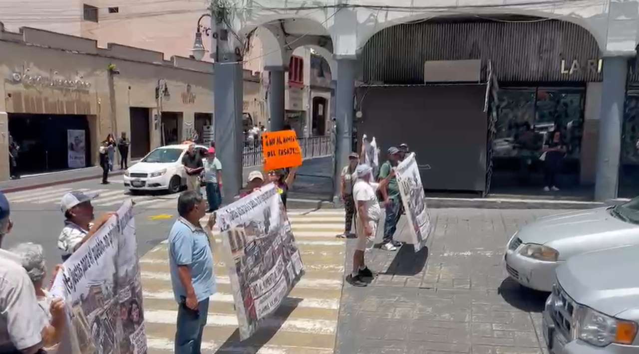 Bloqueos intermitentes en el Centro de Cuernavaca generan caos vial