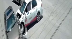Cámara capta choque ocasionado por maniobra imprudente de taxista en Cuernavaca
