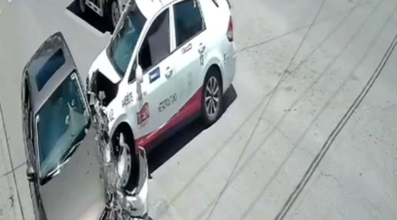 Cámara capta choque ocasionado por maniobra imprudente de taxista en Cuernavaca