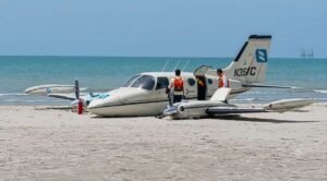 Avioneta aterriza de emergencia con siete personas en playa de Campeche