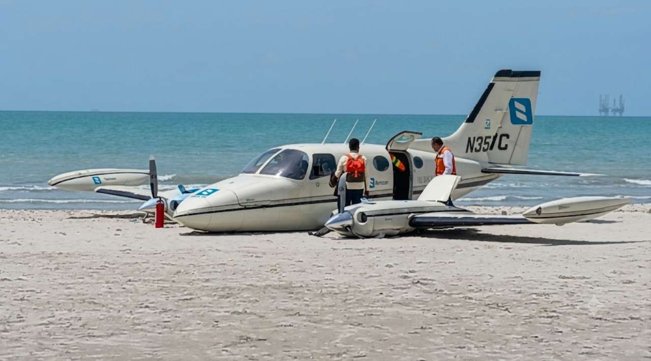Avioneta aterriza de emergencia con siete personas en playa de Campeche