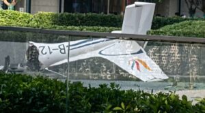 Reportan choque de una avioneta contra el rascacielos más alto de Pekín
