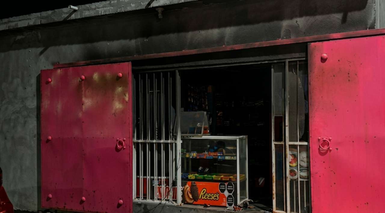 Incendio consume vivienda y negocio en Jojutla; deja severas pérdidas materiales