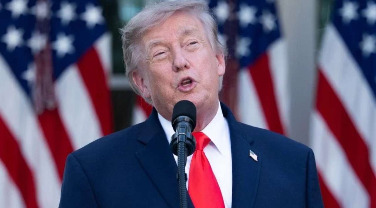Trump amenaza con aranceles de 100% a países que cobren impuestos digitales a empresas de EE.UU.