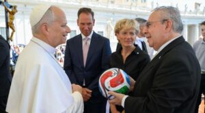 Papa León XIV recibe balón del Mundial y destaca la cooperación entre México, EE.UU. y Canadá. Abre interés de visitar México pronto.